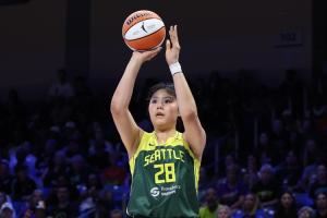 风暴遭梦想逆转:李月汝面对琼斯&格里娜两大中锋打2+1 获解说称赞